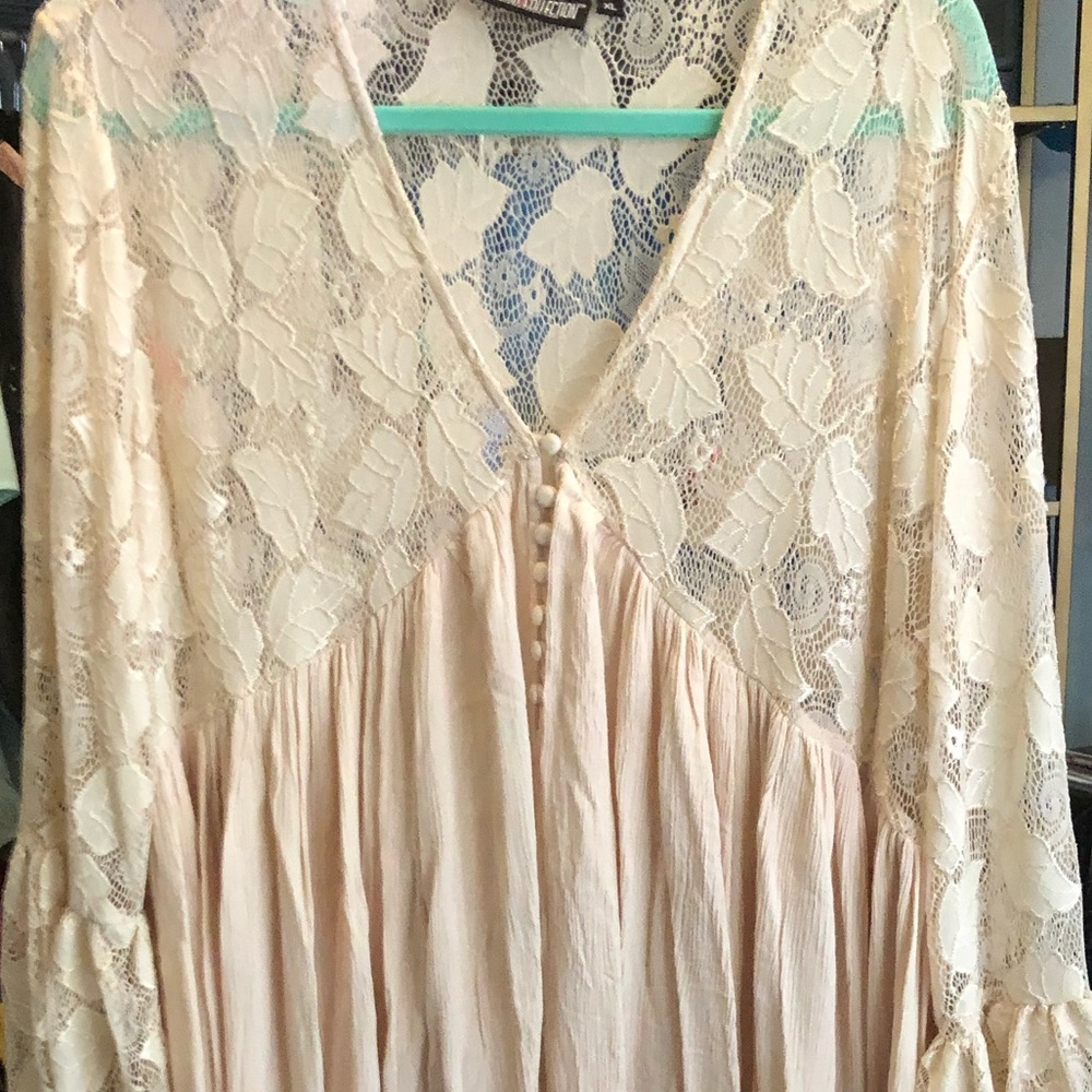 Pyramid lace top xl cream xl. EUC